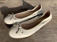 Unisa Ballerina Leder weiß neu ungetragen TOP Gr. 38 Niedersachsen - Lehre Vorschau
