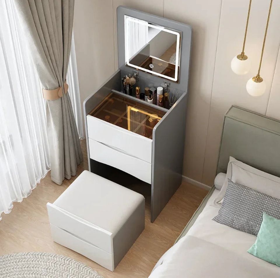 MINIMALIST BEDROOM MAKEUP STATION WITH MIRROR AND LIGHTS in Saarbrücken