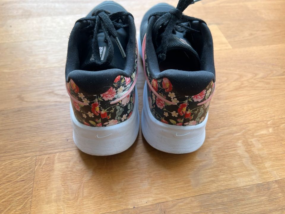 Nike Star Runner Sneaker Blumen 36 in Kassel