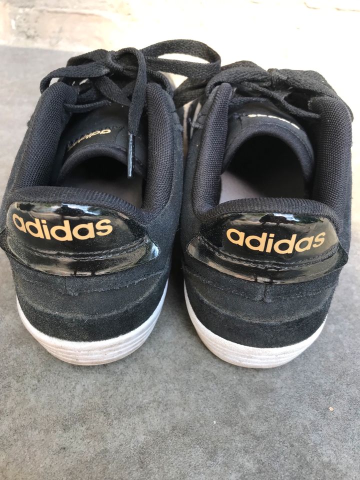 Adidas Sneaker Gr. 37 1/2 schwarz Stoff in Hoppegarten