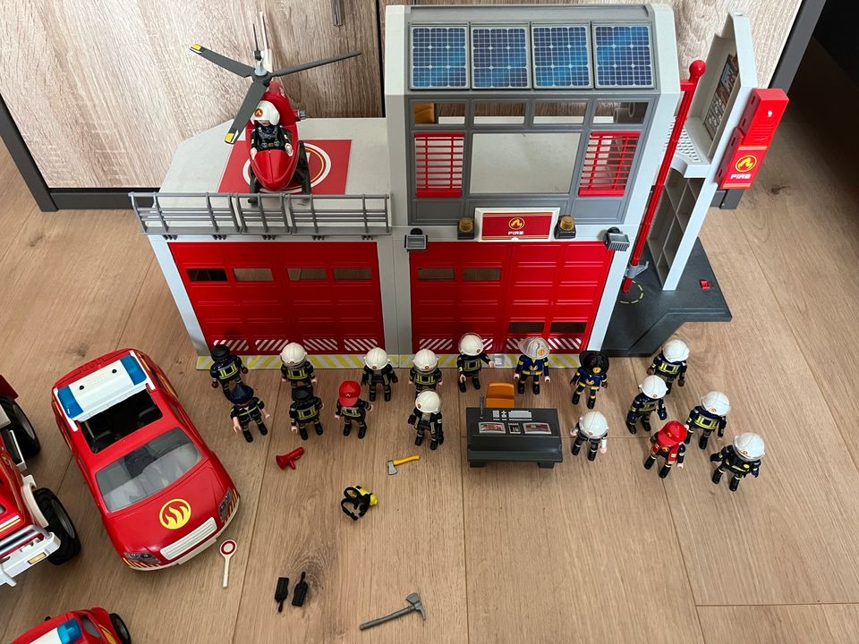 Playmobil Feuerwehrstation und Feuerwehrautos in Kehrig