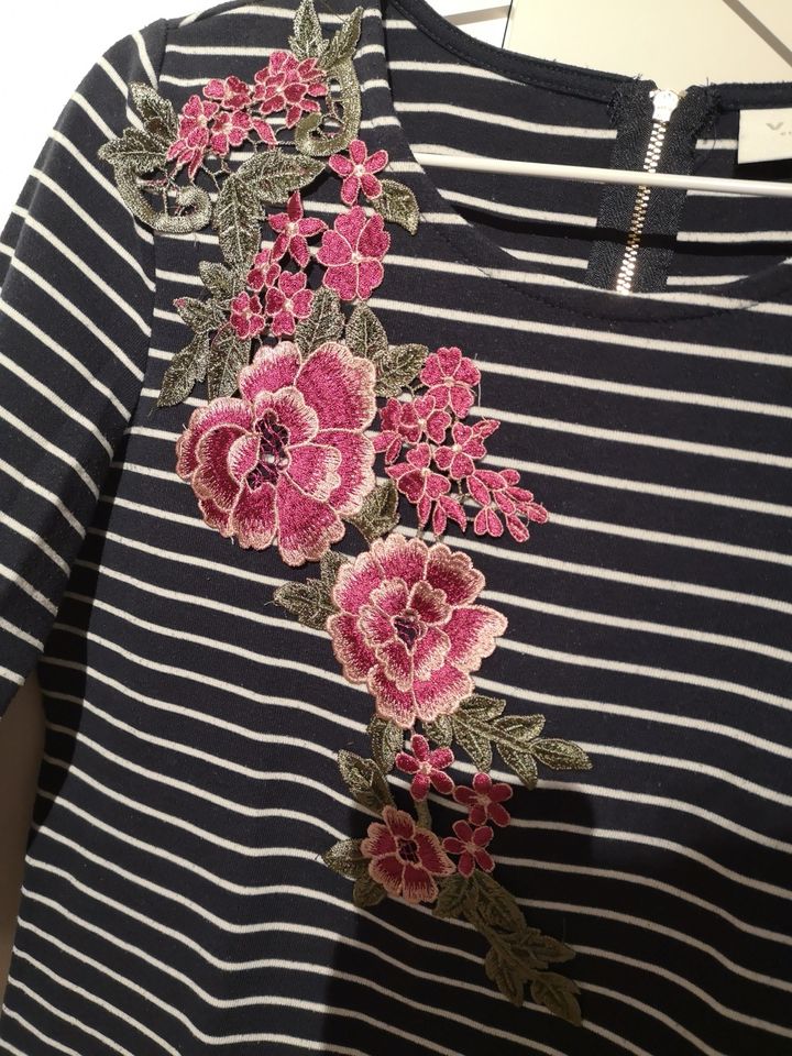 Blau weiß gestreiftes T-Shirt mit Blume auf der Vorderseite in Baden-Baden