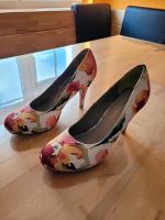 Tamaris Pumps High Heels weiß mit Blumen Gr. 39 Bayern - Dürrwangen Vorschau