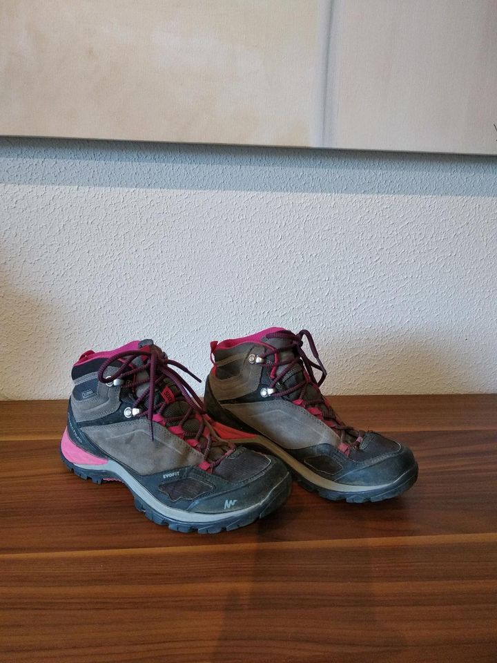 Quechua Wanderschuhe Outdoor Schuhe wasserfest Gr. 39 in Trebur