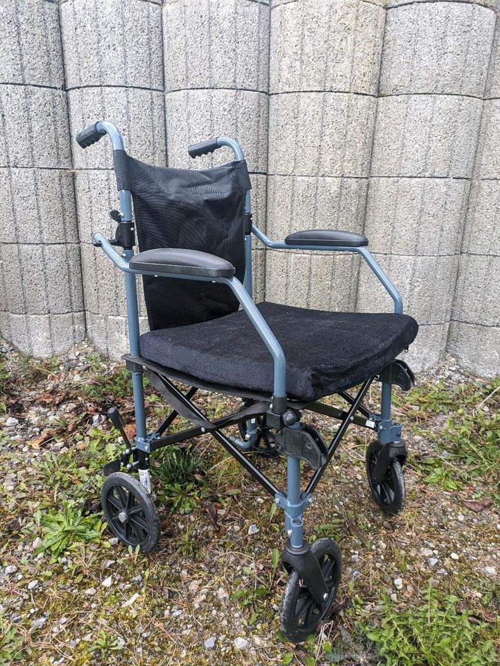 Rollstuhl, Reiserollstuhl inkl Fußstützen, neuwertig in Wernigerode