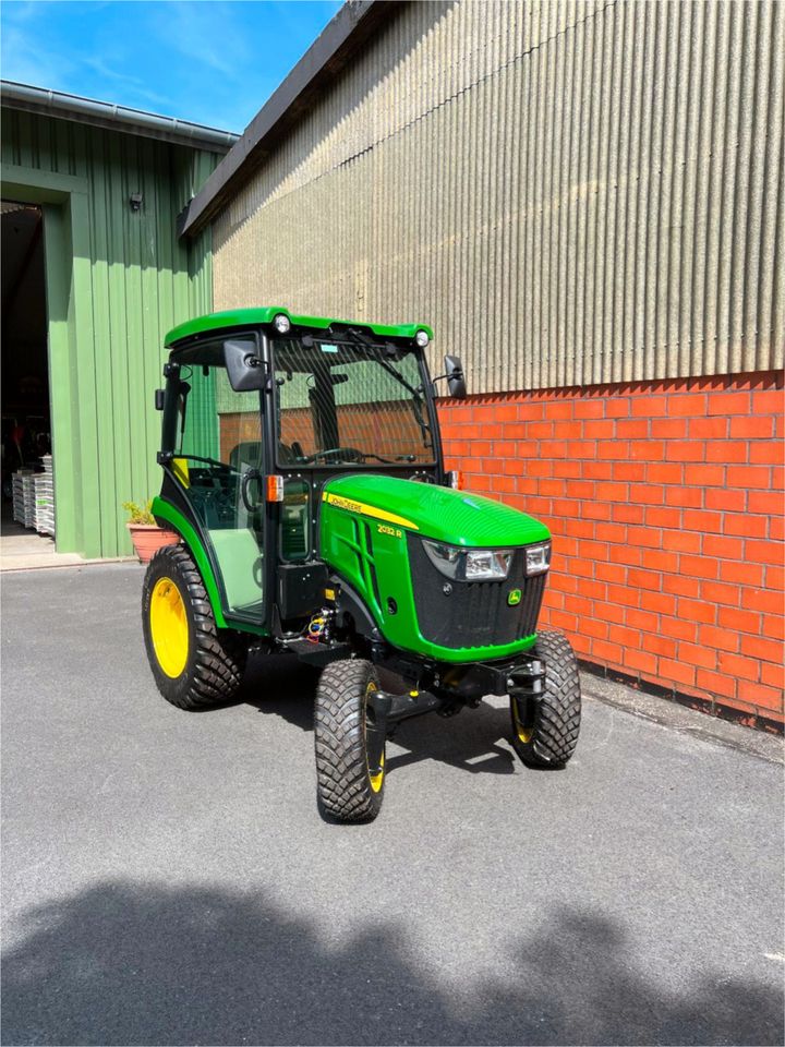 John Deere 2032R, Kompakttraktor, Kommunaltraktor John Deere 2038 in Beelen