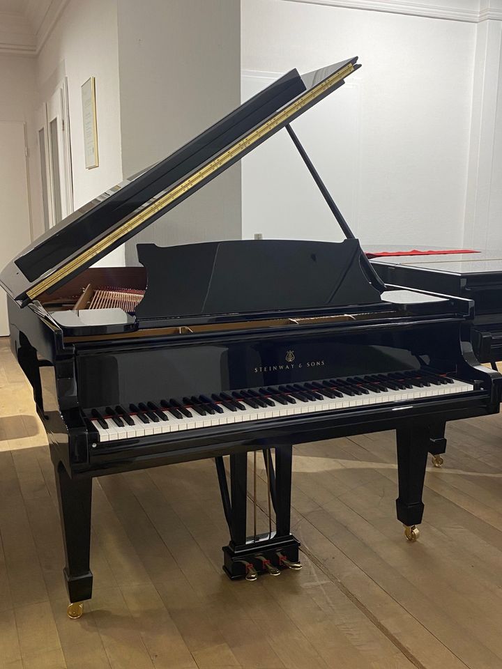 STEINWAY & SONS Flügel Modell O-180 schwarz poliert - gebraucht - generalüberholt in Detmold