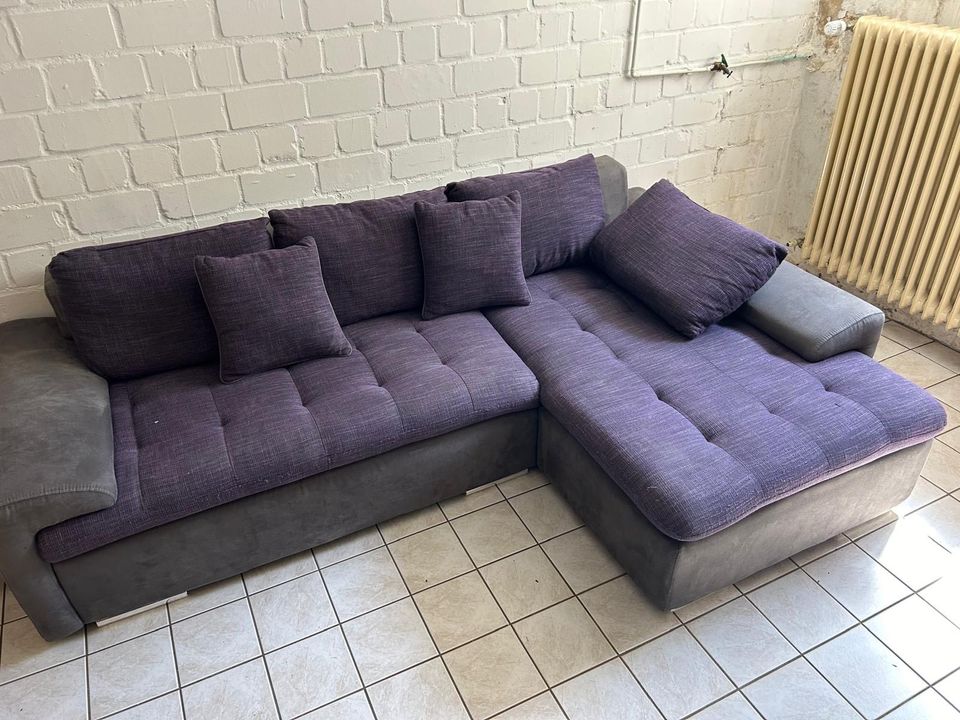 Lila Ecksofa in Lünen