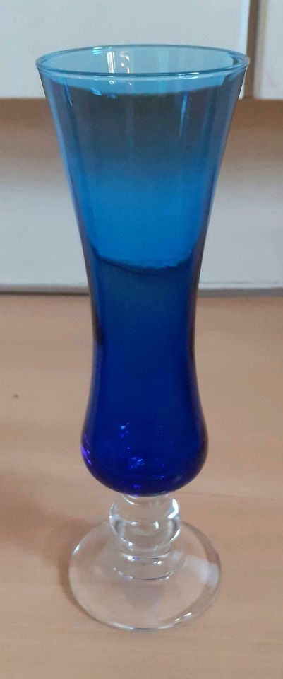 Blaue Vase mit durchsichtigem Fuß in Nußloch