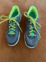 Nike Turnschuhe Gr. 39 neuwertig grau/neongrün Hessen - Hessisch Lichtenau Vorschau