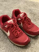 Nike Schuhe Größe 41 in pink Hessen - Schwalbach a. Taunus Vorschau