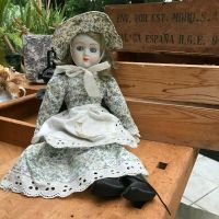 Nostalgische Puppe mit Porzellan-Kopf & Blümchen-Kleid & Schürze Nordrhein-Westfalen - Wegberg Vorschau