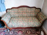 Altes Sofa aus Holz und Nieten mit Blumenmuster Rheinland-Pfalz - Schiersfeld Vorschau