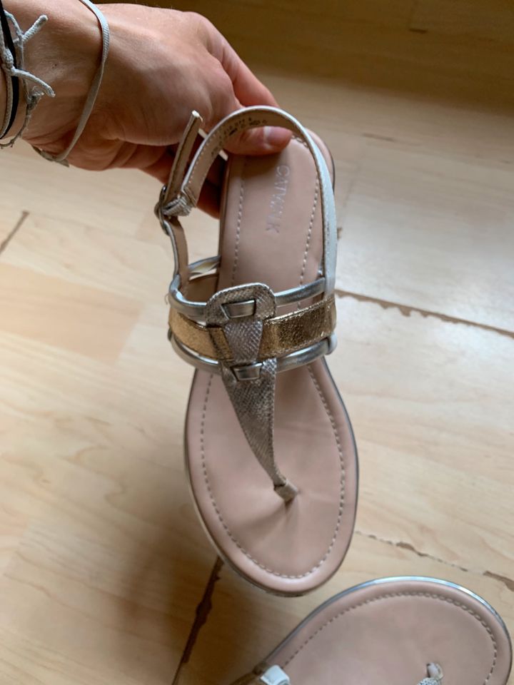 Sandalen (Damen) von Catwalk (silberne Laschen) Größe 39 in Ratingen