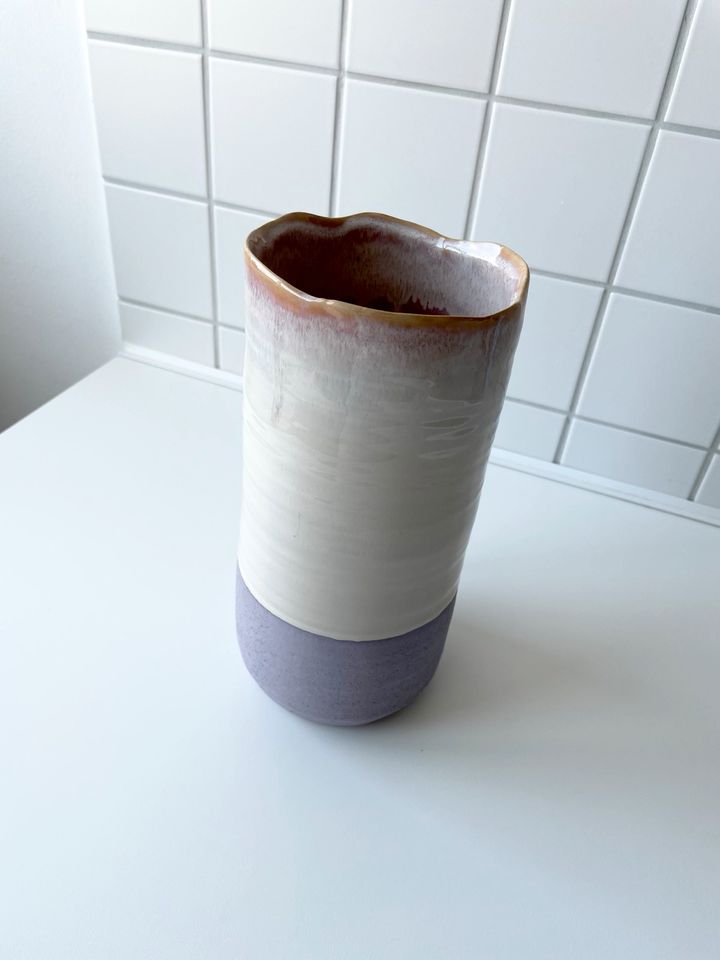 Vase aus Keramik • hoch • glasiert • creme / lila in Hannover