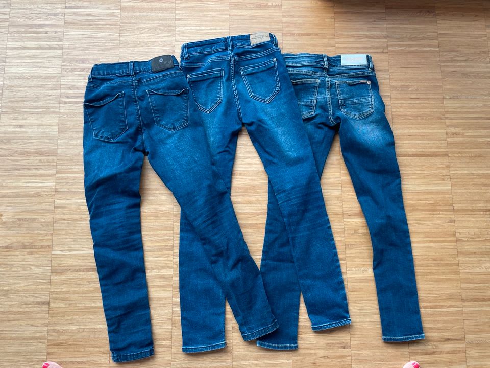 3-er Set Jeans Gr. 146 in Karlsdorf-Neuthard
