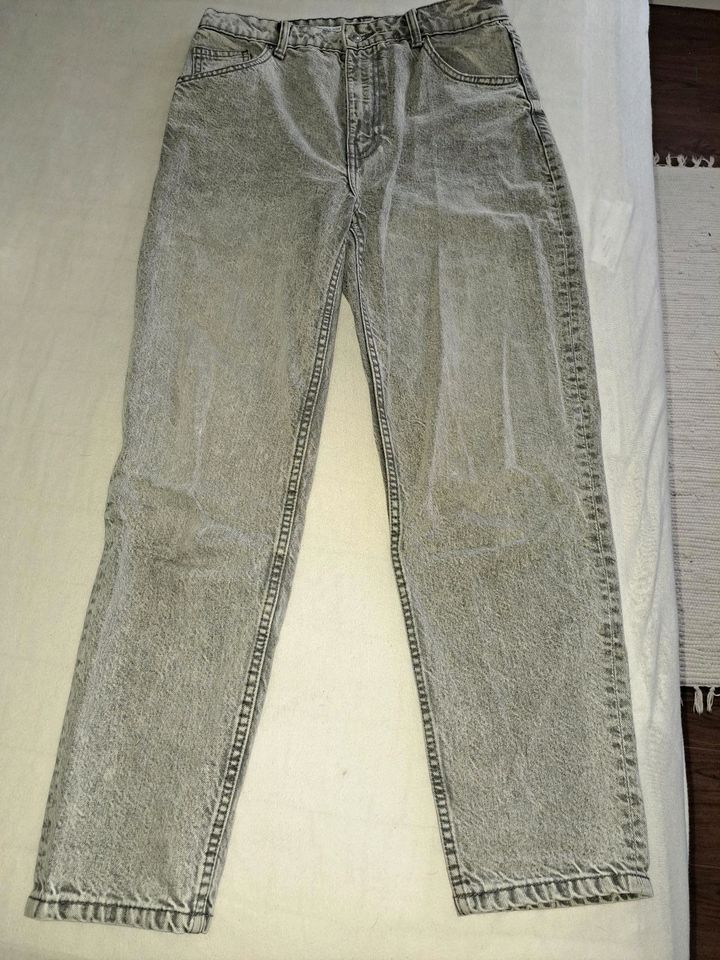 Bershka Jeans Olivia Gr. 40 grau in Königsbrück