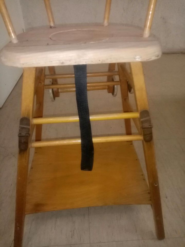 Kinderhochsitzung/Kindertisch mit Stuhl, in Rosbach (v d Höhe)