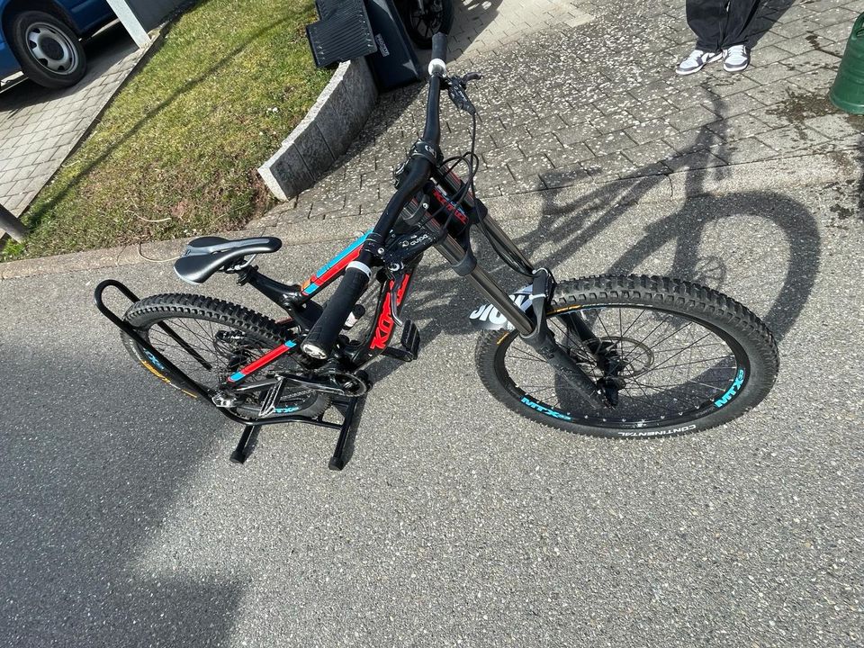 Kona Stinky 26" Downhillbike schwarz, rot, blau in Haiterbach