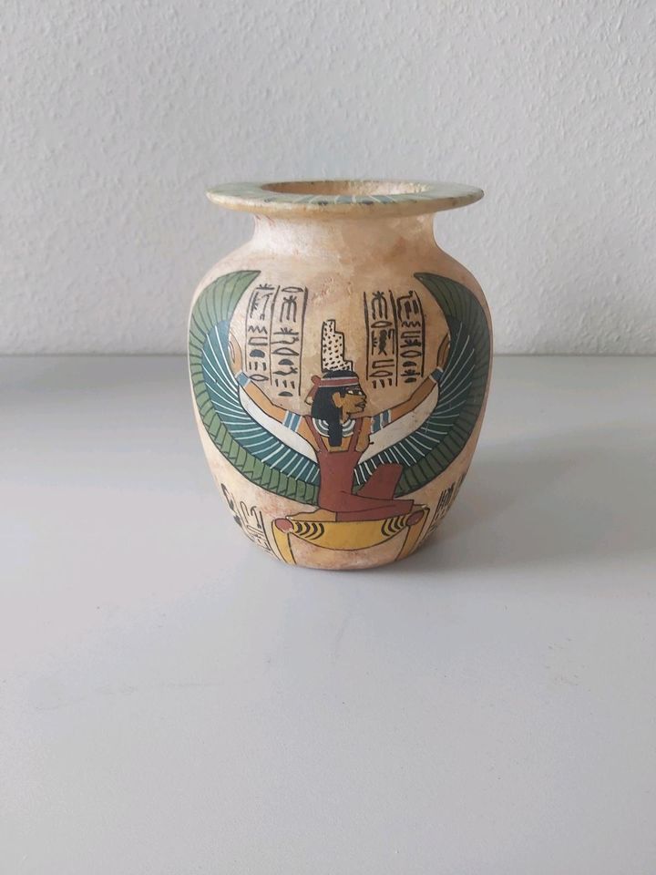 Ägypten, Vase aus reinem Alabaster in Mittenaar