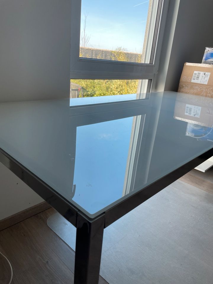 Schreibtisch mit Milchglasplatte, 180*85*75 cm in Gau-Bischofsheim