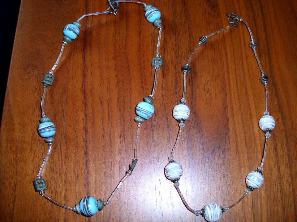2 Perlenketten 1 weiße Perlen + 1 blau türkise in Bönen