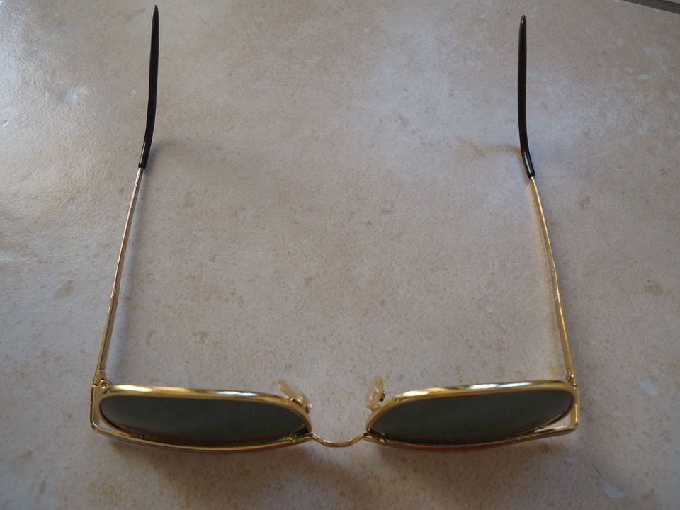Damen Sonnenbrille, Rahmen silber/gold, Gläser grau, mit Etui in Gengenbach