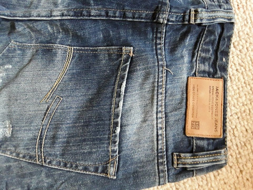 Jeans der Marke Jack & Jones Größe 29/32 in Großschirma