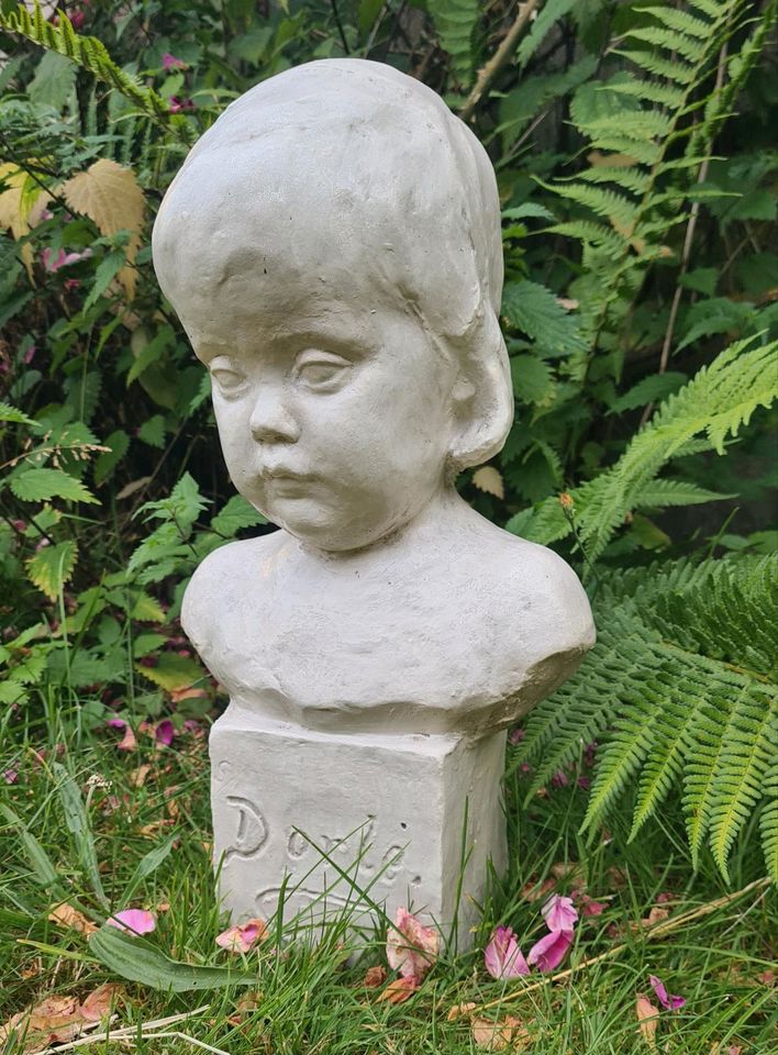 Schöne, schwere Mädchen Büste Kind Figur Garten Skulptur in Gießen