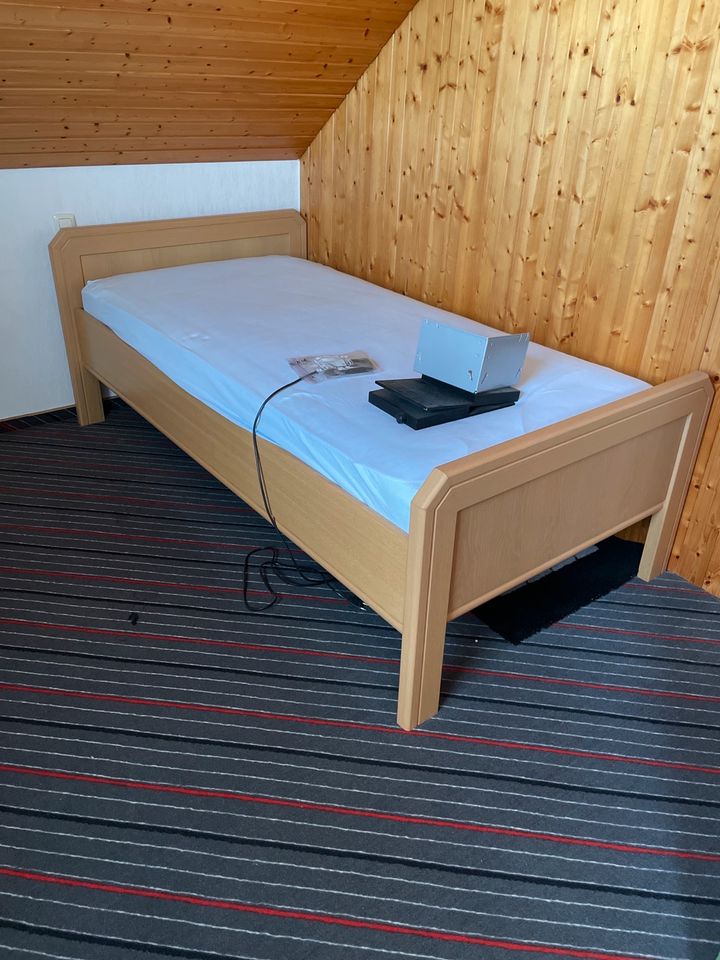 Elektrisch verstellbares Lattenrost mit Bett in Diepholz