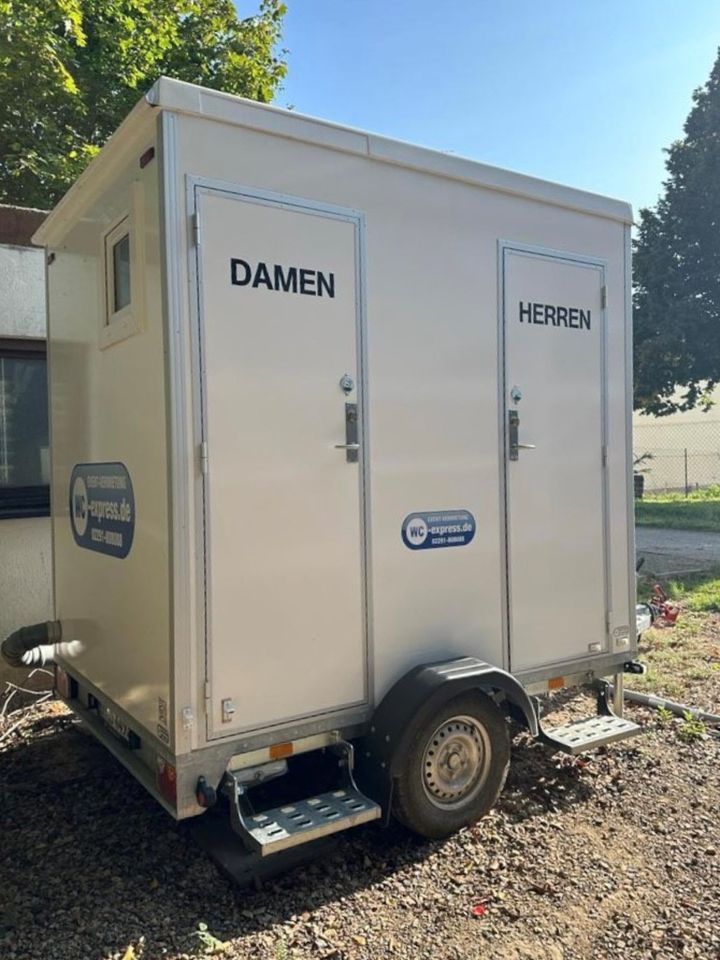 Toilettenwagen Anschlussfrei mobiler WC-Wagen mit Tank zum mieten in Waldbröl