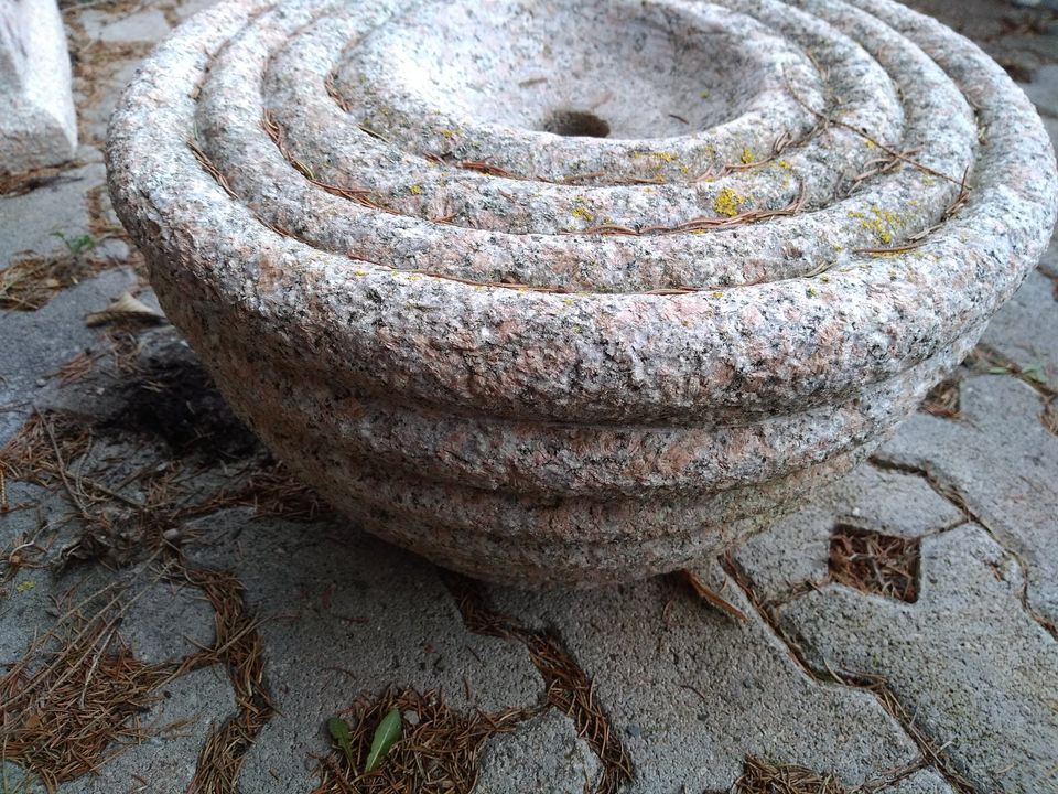 Quellstein aus Granit ,Naturstein , Brunnen, Durchmesser ca 40 cm in Breuna