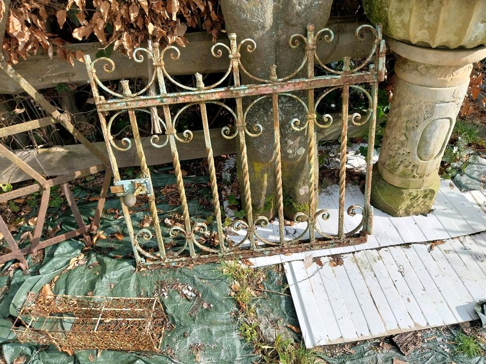 Alter Zaun, geschmiedeter Zaun, Jugendstil in Niedenstein