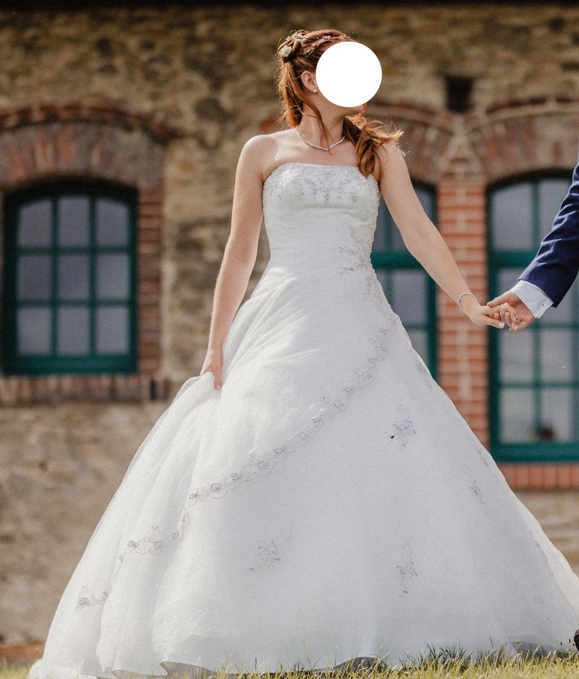 Brautkleid Hochzeitskleid mit Schleppe und Schleier in Jena