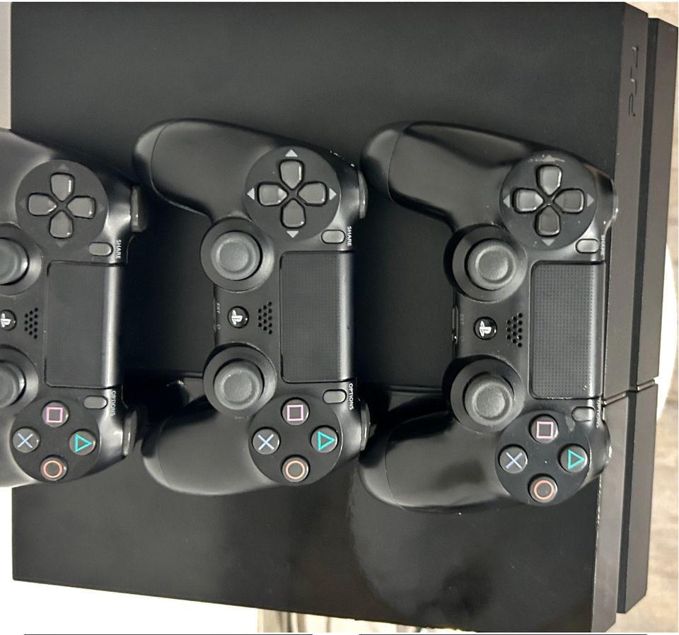 PlayStation 4 mit 3 Controllers in Frankfurt am Main