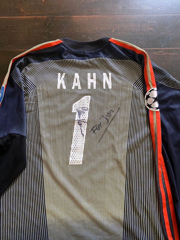 Signiertes FCB UCL O. Kahn Trikot in Dresden
