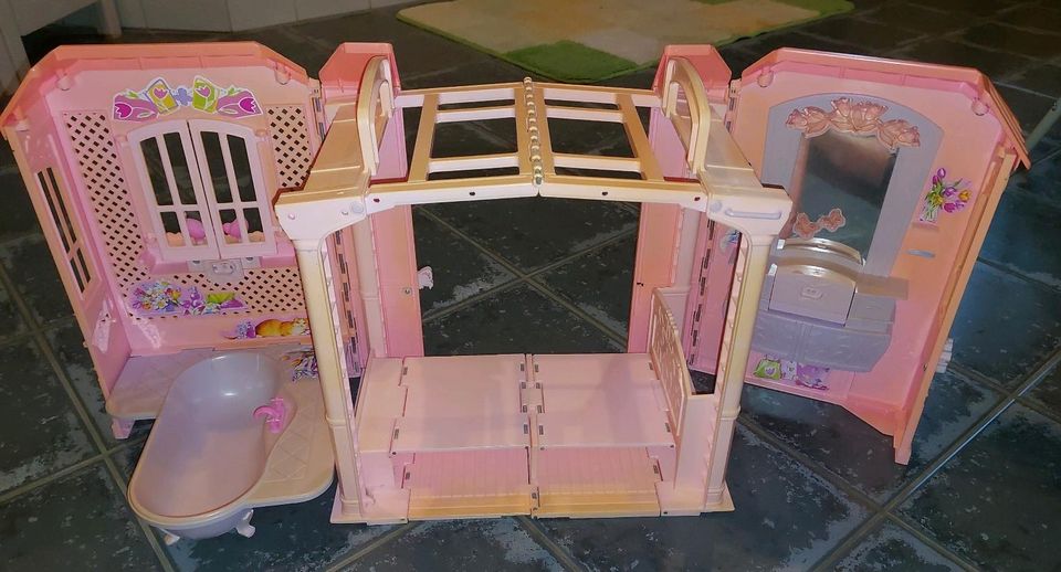 Barbie Haus Wohnung zum Mitnehmen Bett Puppe Puppenhaus in Mehlmeisel