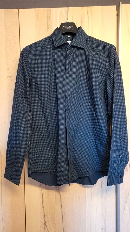 Anzug slim dunkelblau Jacke 50 Hose 52  + zwei Hemden Gr. 40/41 in Dresden