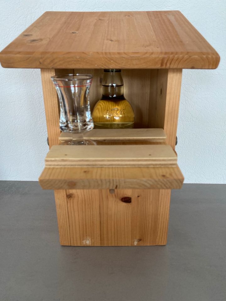 Minibar! Holz Vogelhaus mit Platz für Flasche Schnaps und Glas in Nordhorn