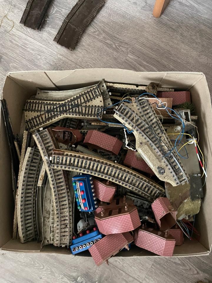 Großes Modelleisenbahn Konvolut H0-Gleise, Waggons, Gebäude, … in Sigmaringendorf