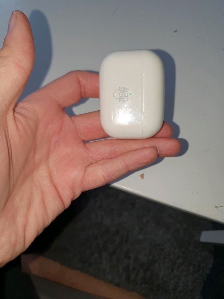 Airpods pro case   Ladegerät fakeGUTEN ZUSTAND FUNKTIONIERT in Berlin