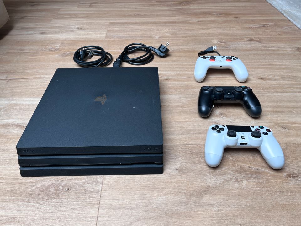 Sony Playstation 4 Pro 500GB SSD Gereinigt 3 Controller 8 Spiele in München