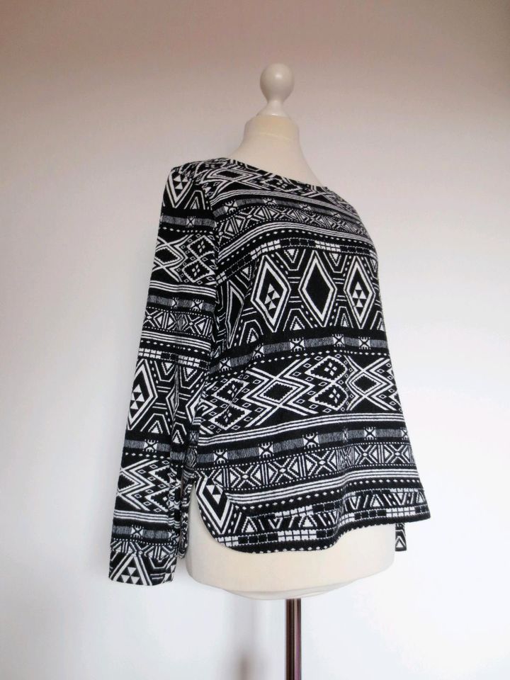 H&M Sweatshirt in schwarz/Azteken Muster weiss mit Seitenschlitze in Großenlüder