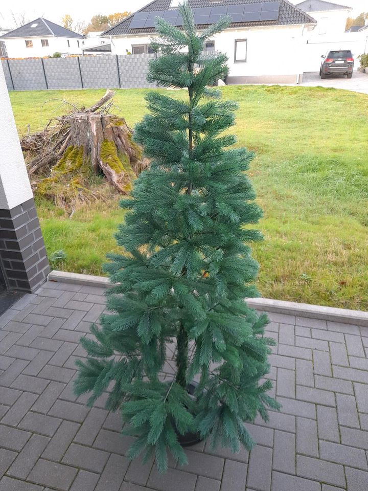 Künstlicher Weihnachtsbaum Tannenbaum Spritzguss mit Ständer in Datteln