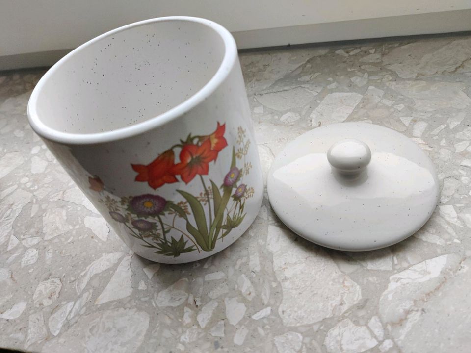 Dose aus Keramik mit Deckel in Baunatal