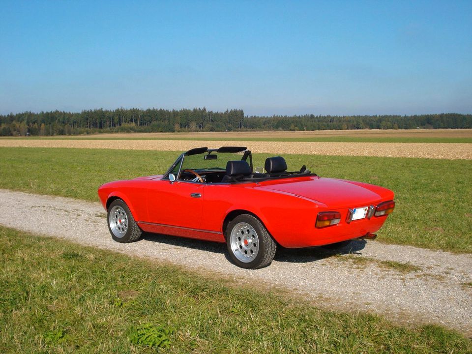 Oldtimer Pininfarina Fiat 124 Spider CS2000 in Weikersheim