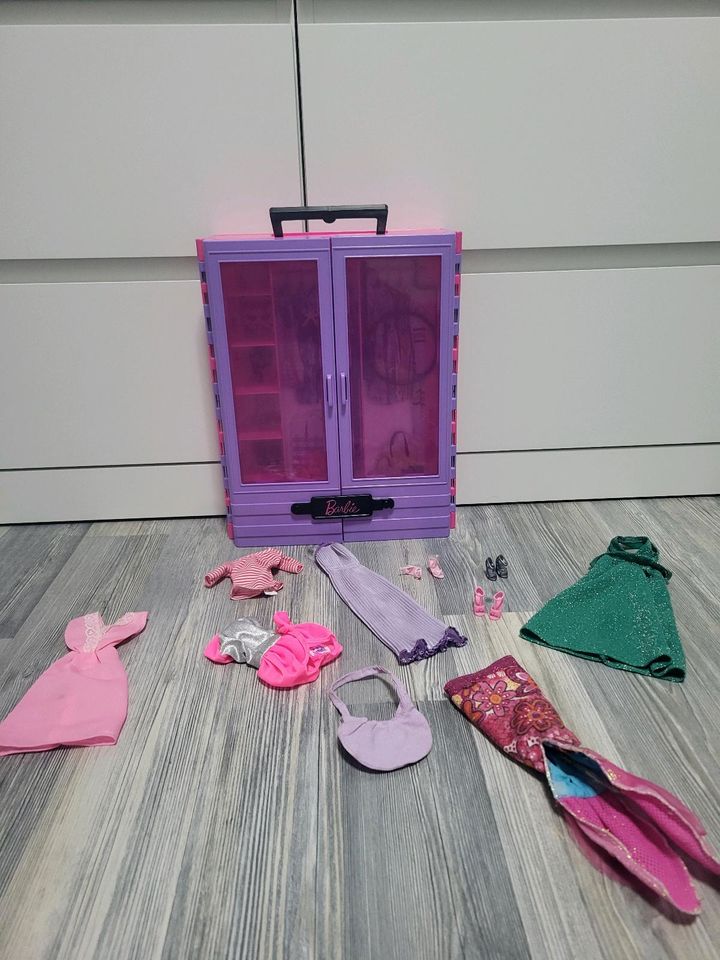 Barbie Kleiderschrank in Aalen