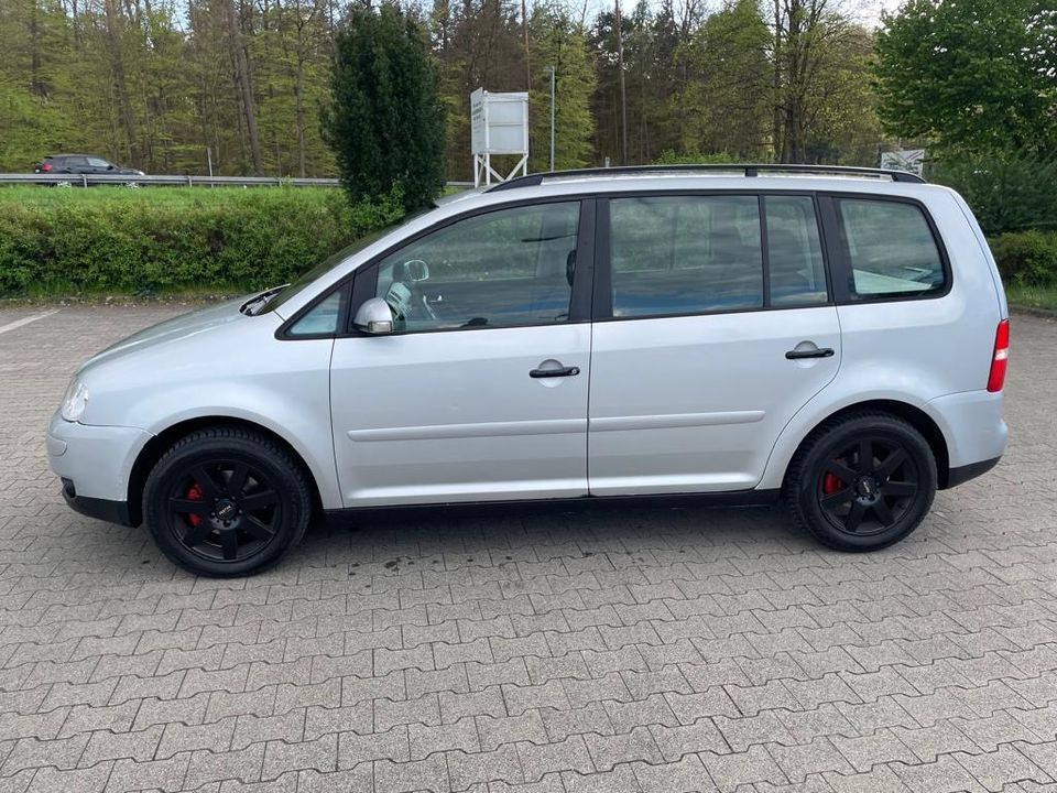 VW Touran Silber in Gelnhausen