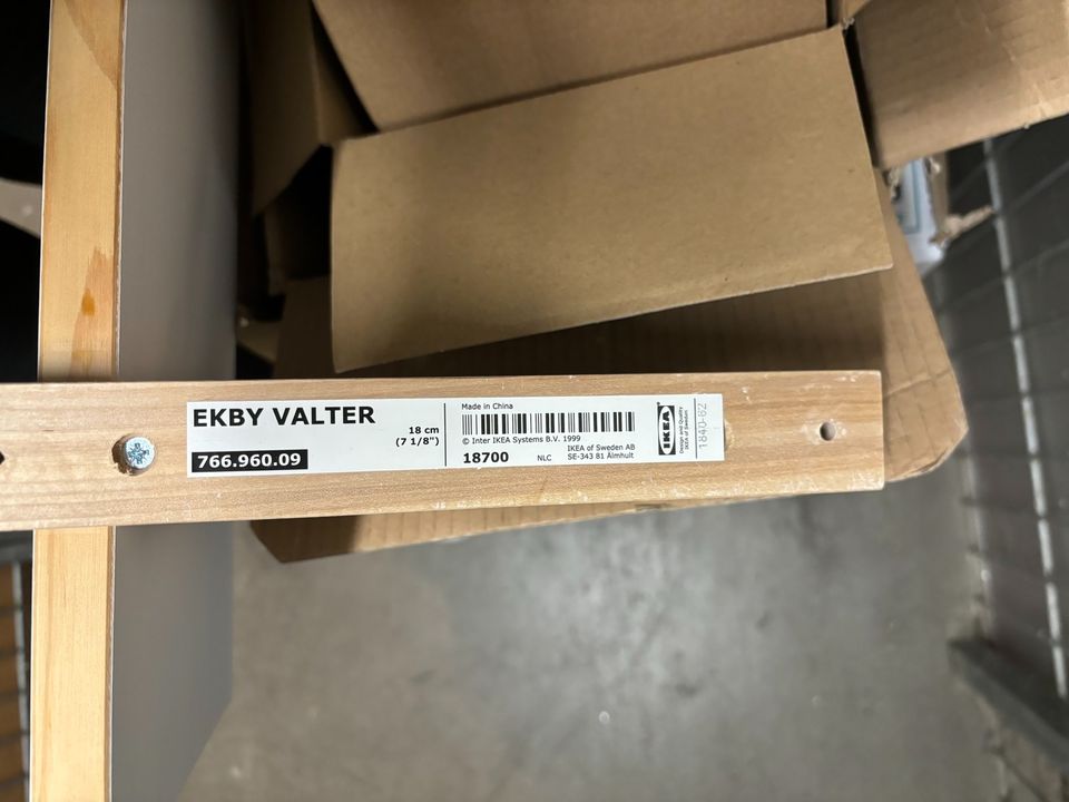 Holzregal in weiß Ikea Ekby Valter in Frankfurt am Main