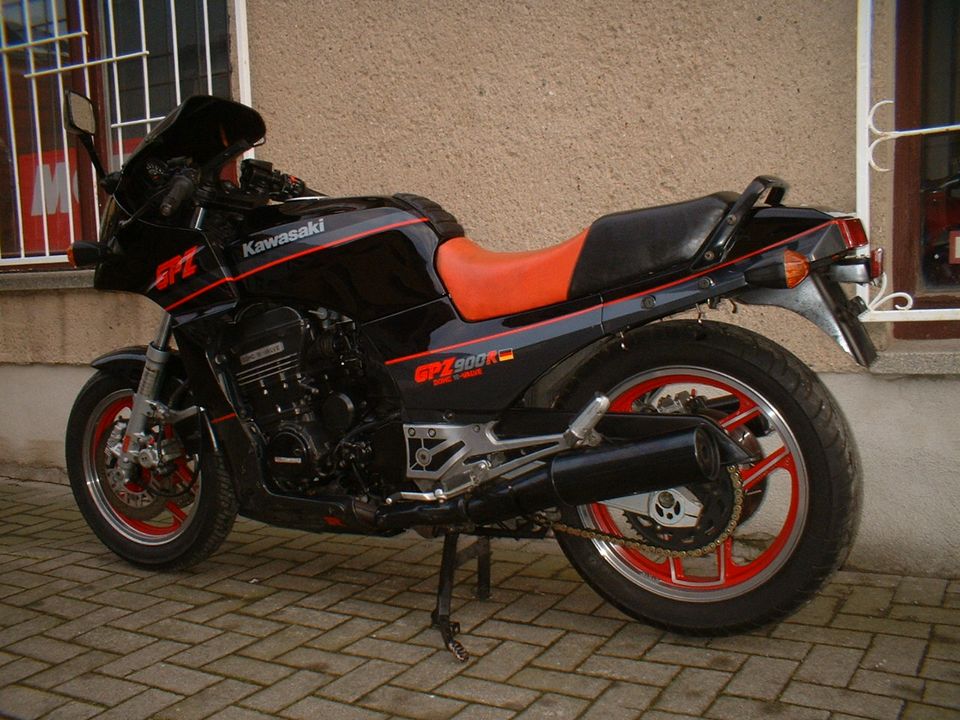 Kawasaki GPZ 900 R in schönem Originalzustand in Aschersleben